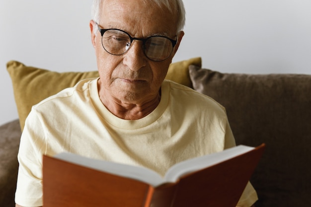 Foto anciano sabio está leyendo el libro