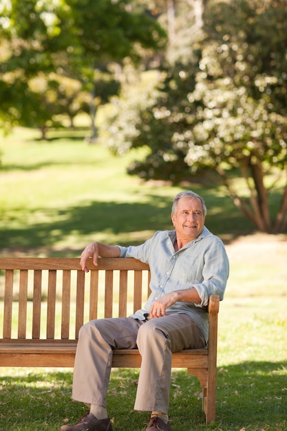 Anciano sentado en un banco