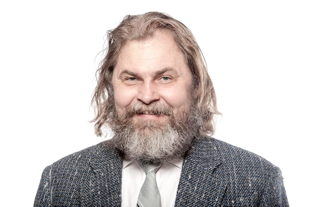 Anciano sonriente con traje de pelo largo y barba