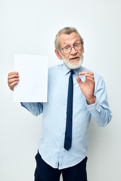 Anciano sosteniendo documentos con una hoja de papel de fondo claro