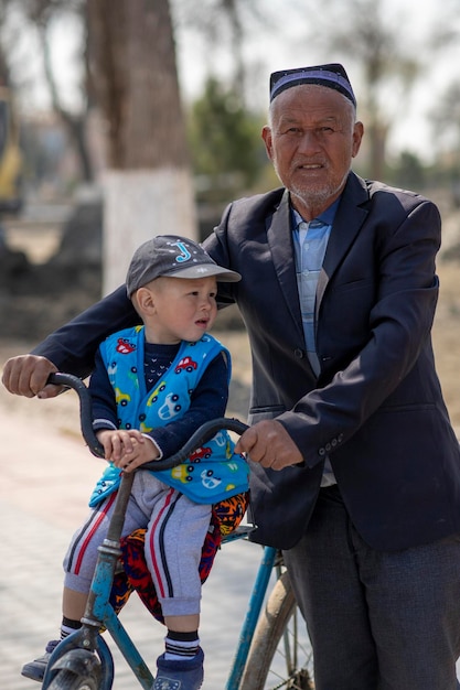 un anciano y su nieto en bicicleta