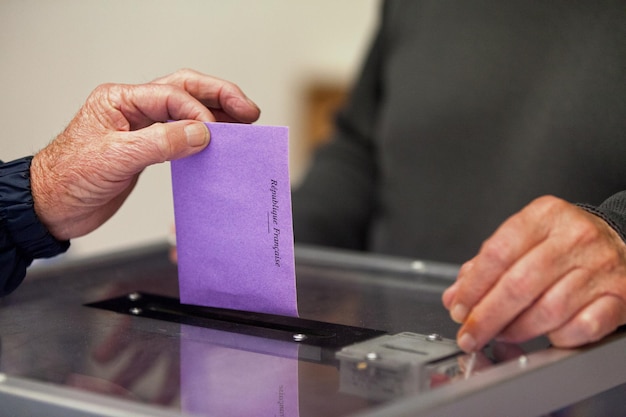 Anciano votando el día de las elecciones