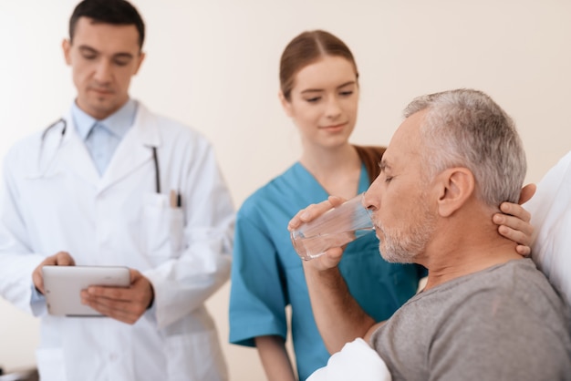 El anciano yace en una cuna en la sala de medicina.