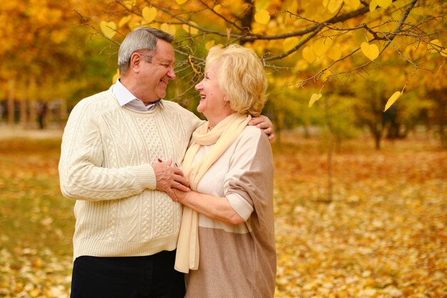 Ancianos activos en un paseo por el bosque