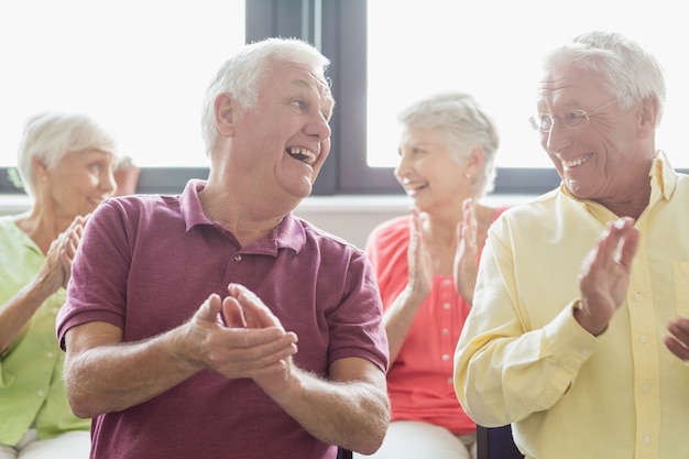 Ancianos aplaudiendo