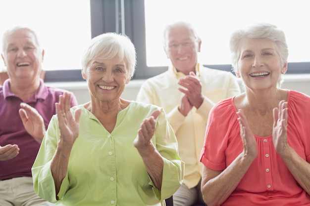 Ancianos aplaudiendo