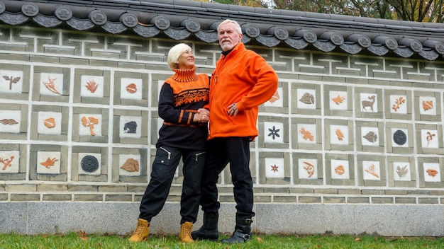 Ancianos canosos pareja optimista