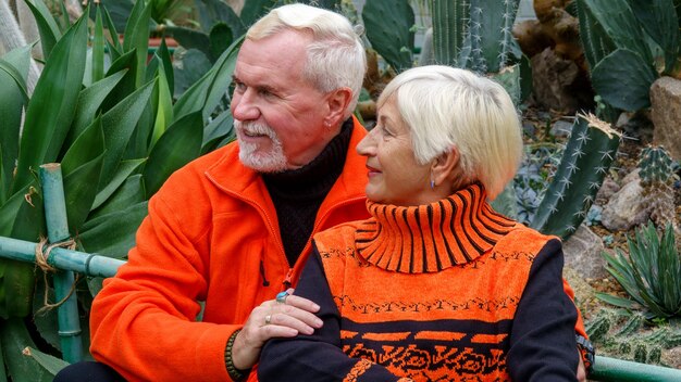 Ancianos canosos pareja optimista