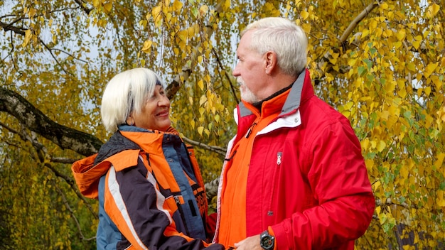 Ancianos canosos pareja optimista