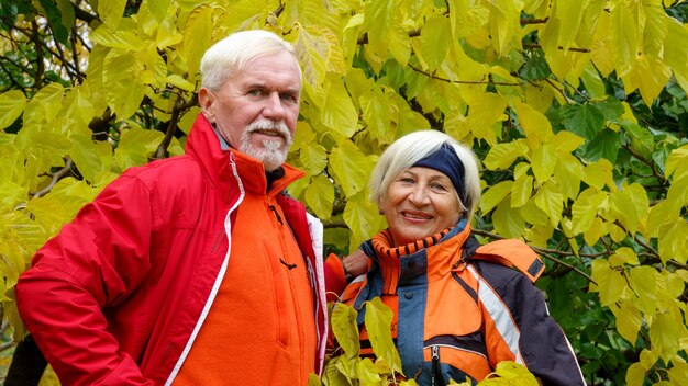 Ancianos canosos pareja optimista