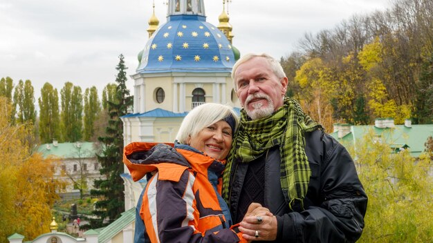 Ancianos canosos pareja optimista