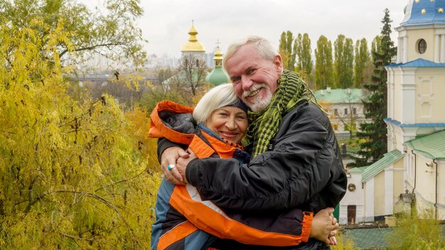 Ancianos canosos pareja optimista