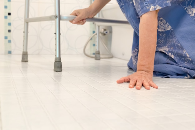 Ancianos cayendo en el baño porque las superficies resbaladizas