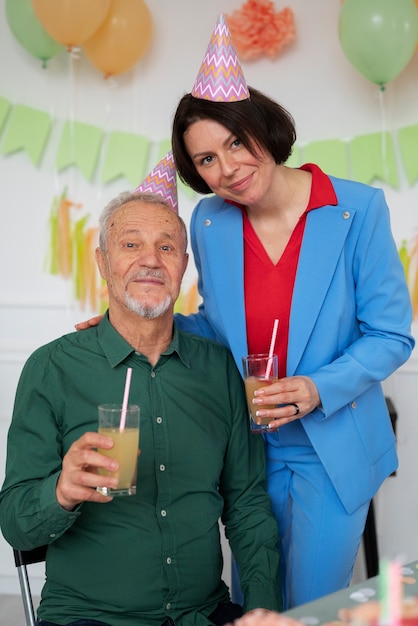 Foto ancianos celebrando su cumpleaños