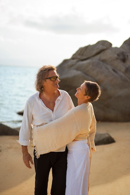 Foto ancianos divirtiéndose en la playa