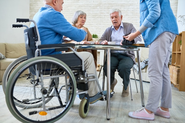 Ancianos en hogar de ancianos