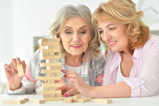 Ancianos jugando un juego de mesa