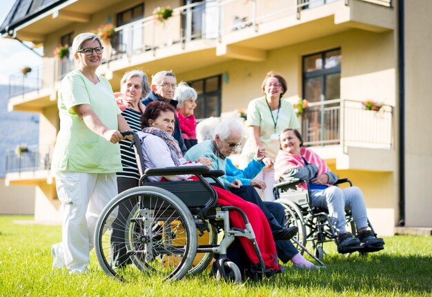 Ancianos en el parque juntos