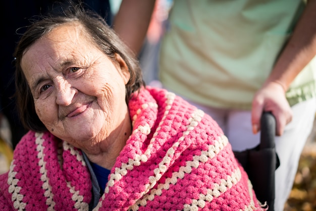 Ancianos en el parque juntos