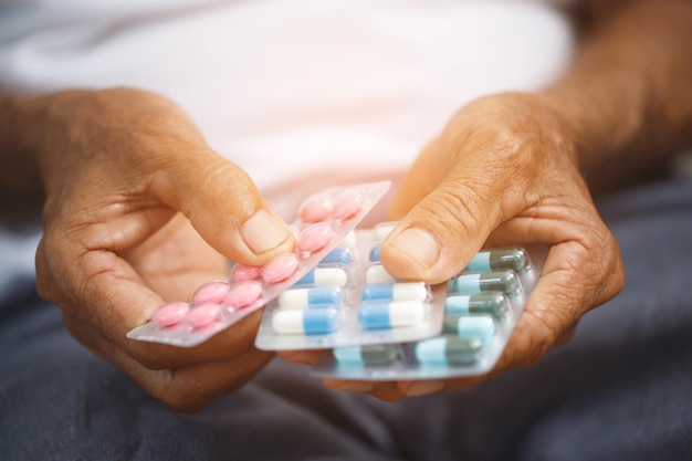 Ancianos toman analgésicos para tratar enfermedades