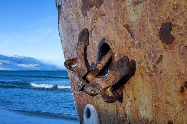 Ancla en un barco oxidado