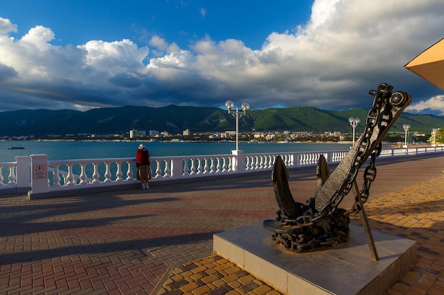 Anclar un monumento en el terraplén de Gelendzhik al atardecer En el fondo la montaña del Cáucaso