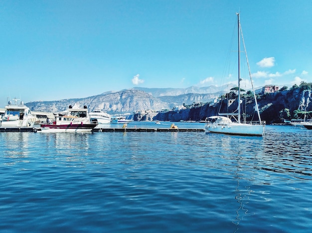 Ancoradouro em Sorento, na Itália, no cais de verão com iates no mar azul