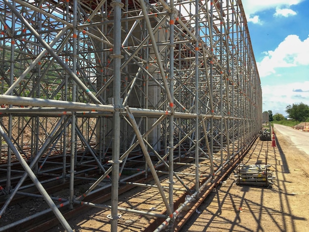 Foto andaime de aço para construir ponte de concreto