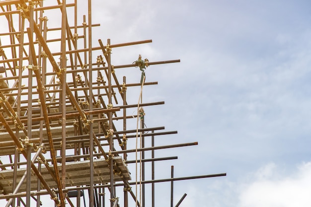 Andaime de reparação antigo pagode no canteiro de obras, andaime para construção