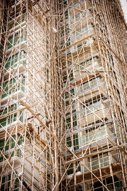 Foto andamento de bambu para um novo edifício em hong kong, china