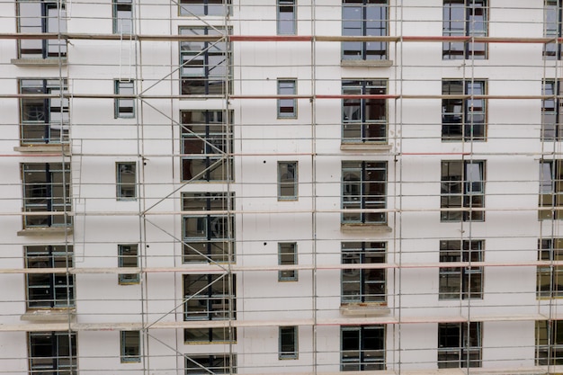 Andamio cerca del edificio de gran altura para yeso