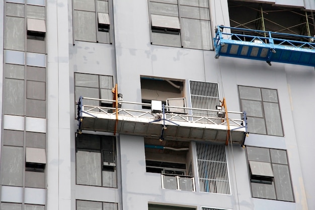 Andamio para limpiar ventana en el alto edificio.