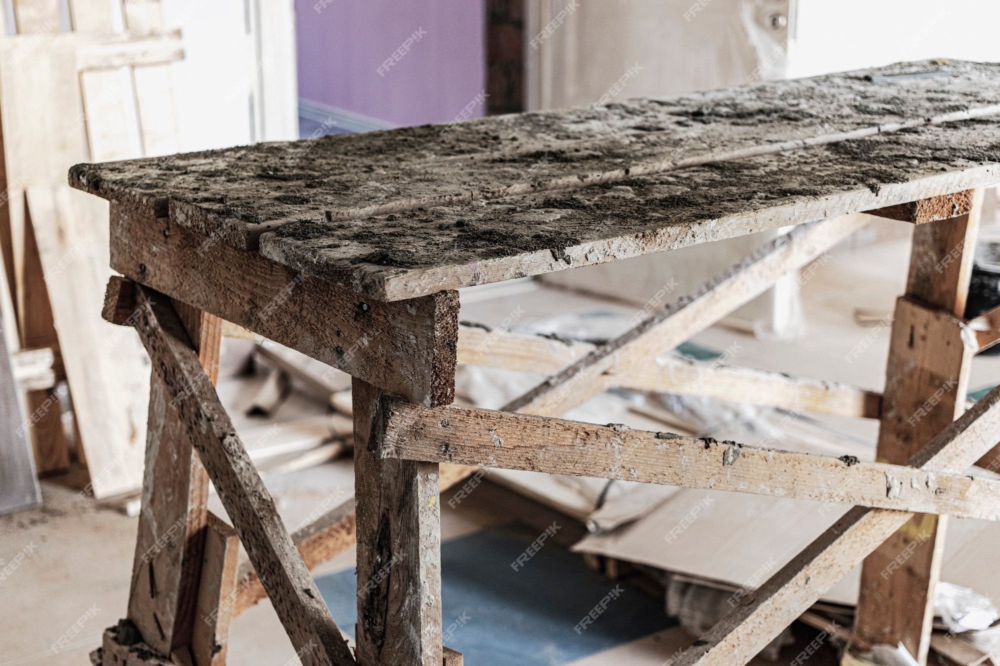 destilación Restaurar Destructivo Andamio de madera para construcción para obra en altura en el interior del edificio. | Foto Premium destilación Restaurar Destructivo Andamio de madera para construcción para obra en altura en el interior del edificio. | Foto Premium