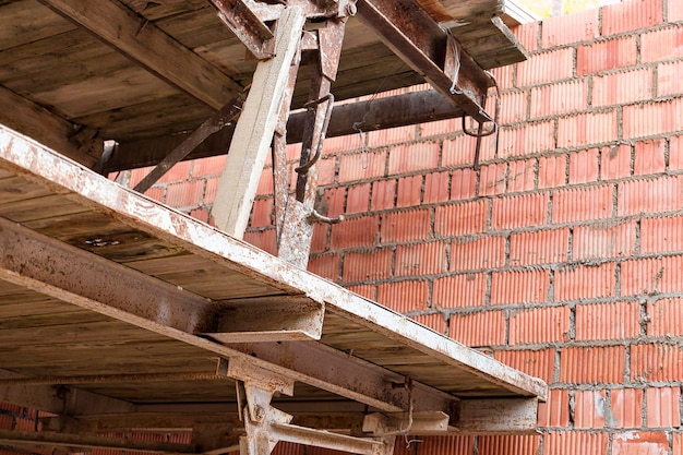 Andamios reforzados para el trabajo de albañiles en la construcción de paredes de ladrillo Ropa para trabajo en el sitio de construcción y almacenamiento de materiales Construcción de paredes de ladrillo