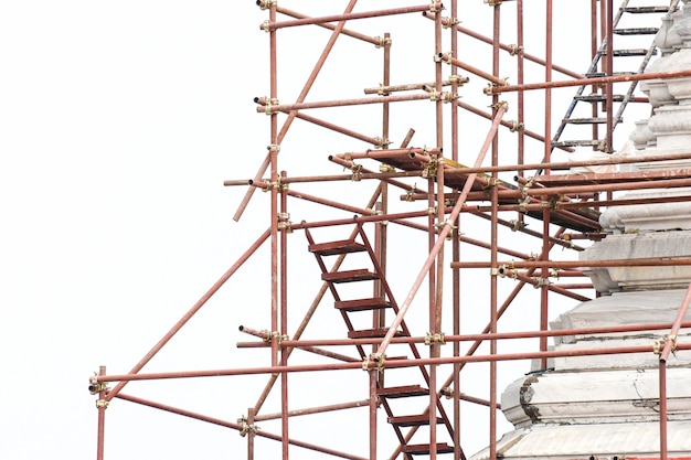 Foto andamios rojos en el sitio de construcción aislado sobre fondo blanco.