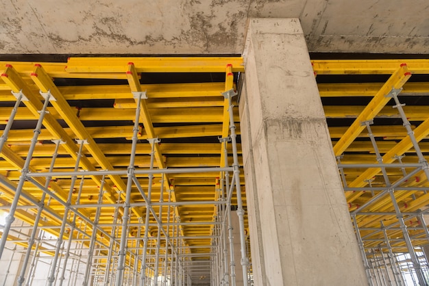 Andamios y soportes de metal y madera, equipos de construcción.