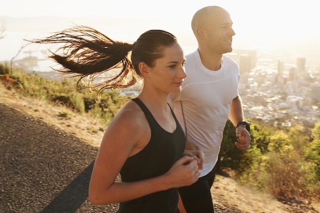 Andando de um lado para o outro na corrida foto de um jovem casal correndo juntos