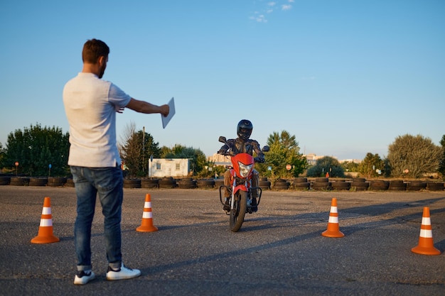 Andando entre cones, lição na escola de motos