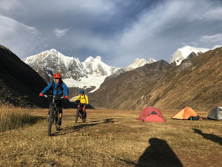 andar en bicicleta por andes y quebradas y caminos y salir del campamento