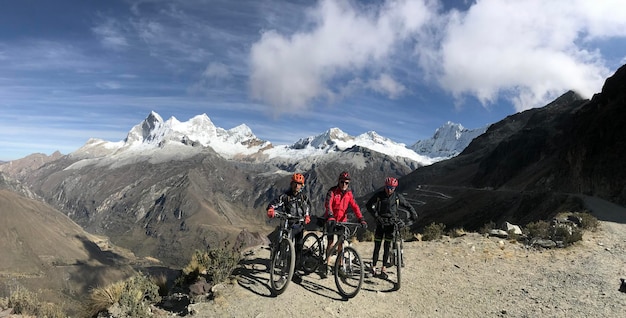 Andar en bicicleta en los Andes y quebradas y caminos