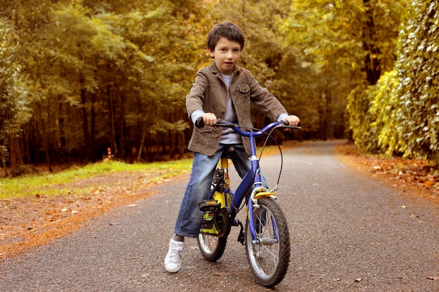 Foto andar en bicicleta en otoño