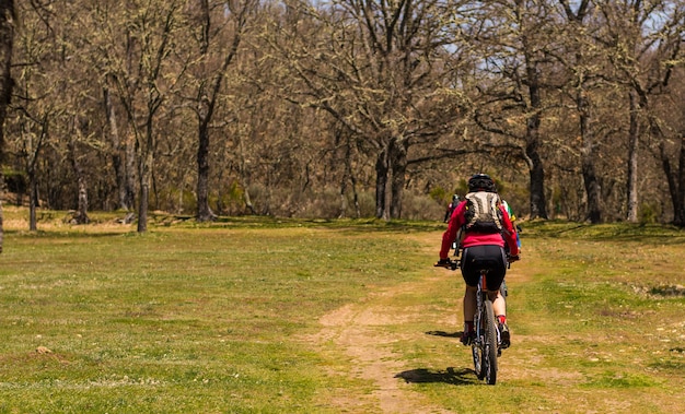 Andar en bicicleta en otoño