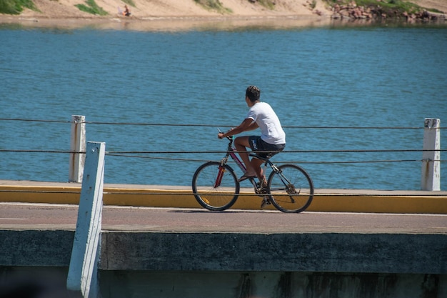 Andar en bicicleta sobre un puente