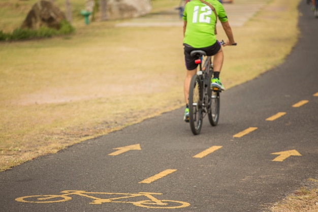 andar en bicicleta