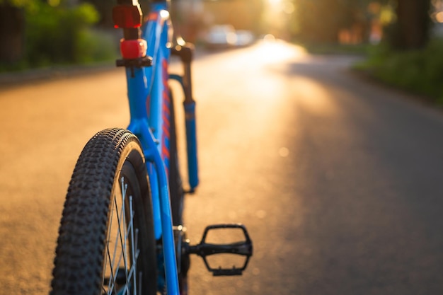 Andar de bicicleta ao ar livre perto do pneu da bicicleta