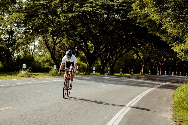 Andar de bicicleta muito rápido à noite