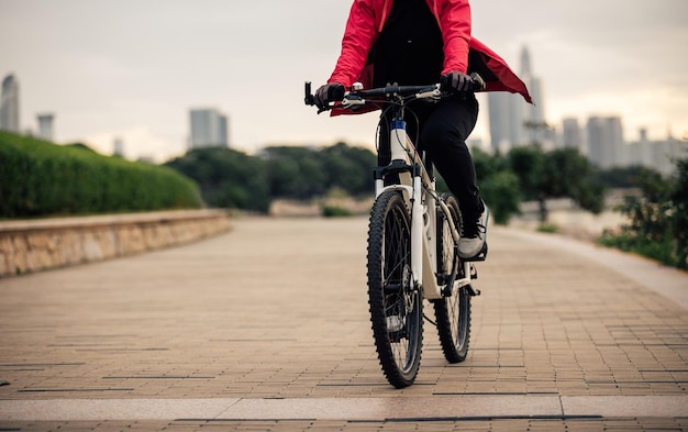 Andar de bicicleta no caminho da costa