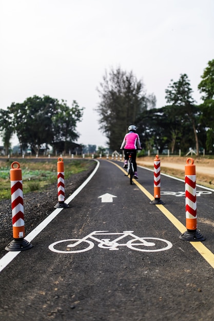 Andar de bicicleta para a saúde ao longo da ciclovia