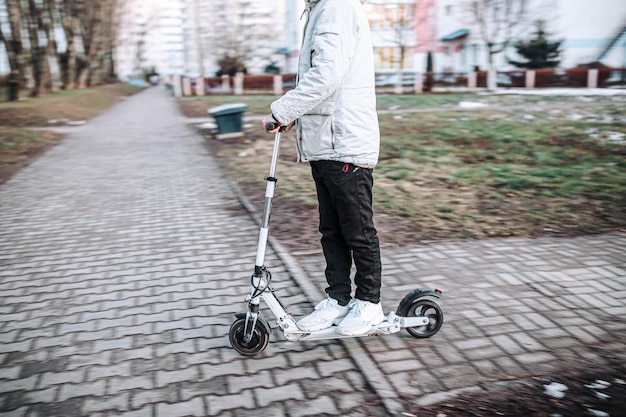 andar em uma scooter elétrica em lajes de pavimentação