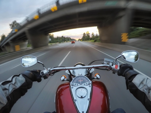 Andar en motocicleta durante una vibrante puesta de sol